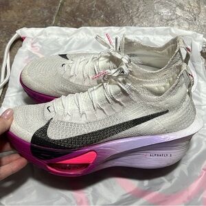 Nike Women's Athletic Shoes - White and Pink